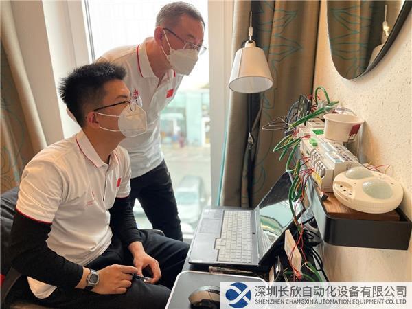ABB電氣專家賽前指導(dǎo)選手進行KNX調(diào)試.jpg
